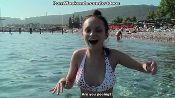 Парочка туристов занимается сексом в отеле после встречи на пляже